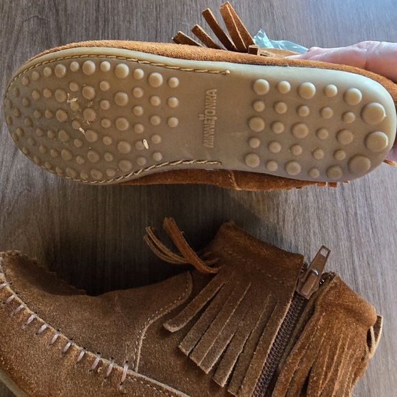 Minnetonka Kids Moccasins with Fringe - Brown Leather Size 1 #111 - Picture 6 of 7